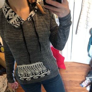 Thin sweatshirt with printed pocket and hood